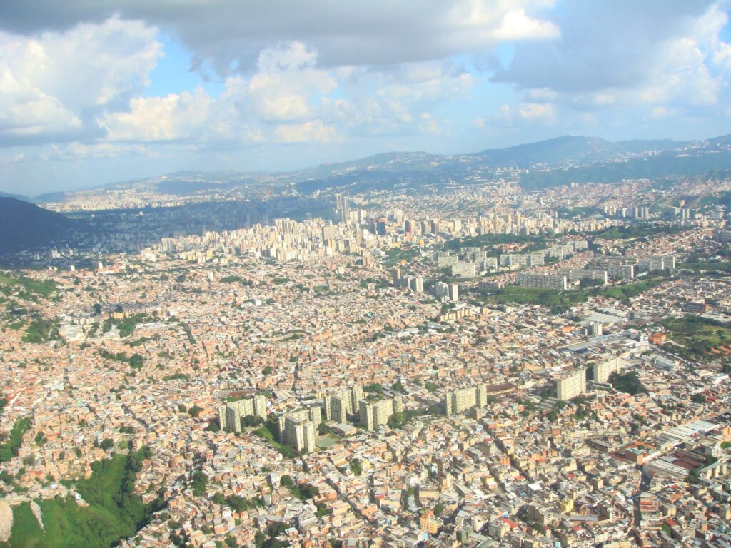 VENEZUELA EM EXPANSÃO: 40 ANOS DE CRESCIMENTO URBANO. Transformação das áreas urbanas da Venezuela (1985-2024)